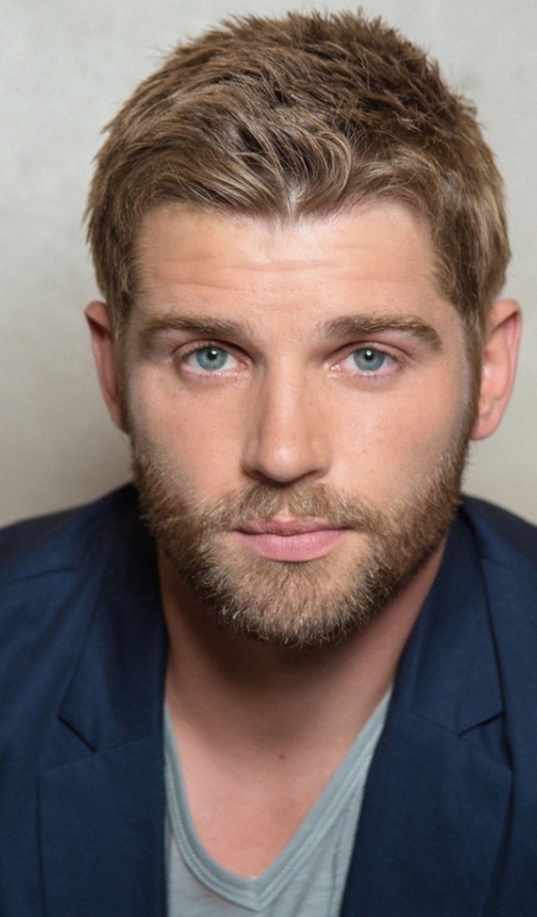 Голубоглазый мужчина, американский актер Майкл Фогель