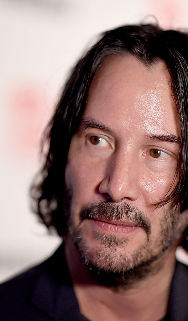 Кареглазый мужчина, актер Киану Ривз