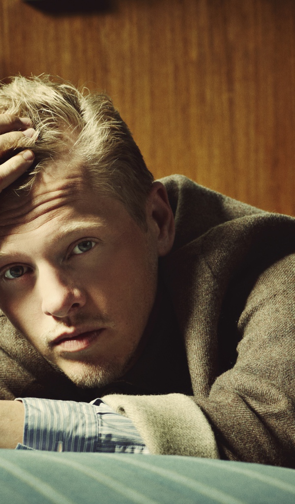 Датский актер Туре Линдхардт лежит на кровати