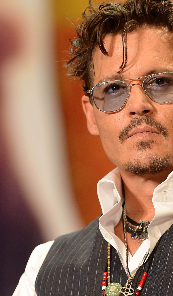 Модный актер Джонни Депп в очках