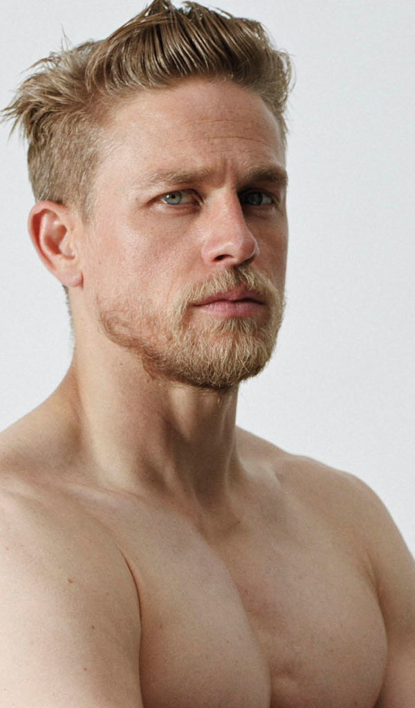 Красивый голубоглазый мужчина актер Чарли Ханнэм