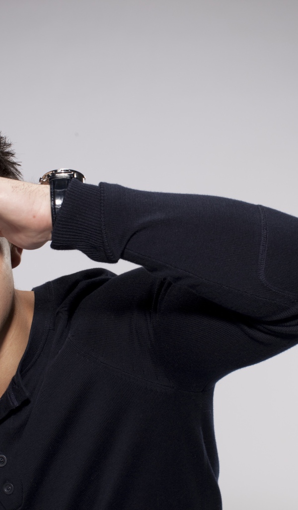 Красивый парень, актер Тейлор Лотнер на сером фоне