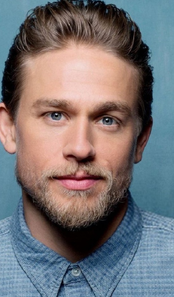 Красивый мужчина британский актер Чарли Ханнэм