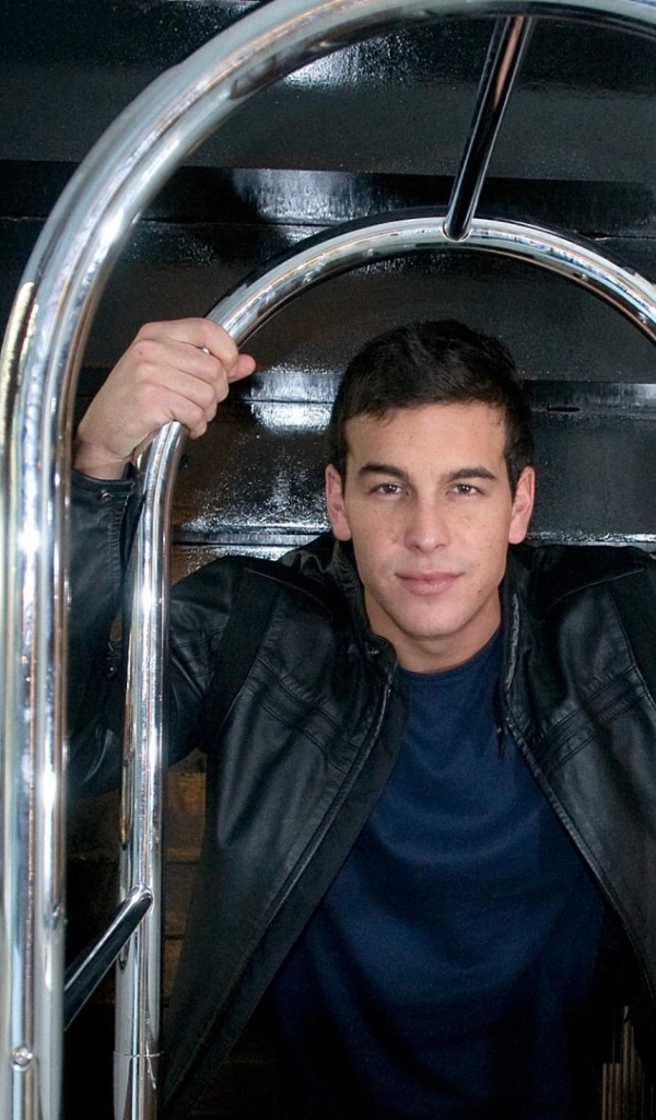 Красивый мужчина, актер Марио Касас