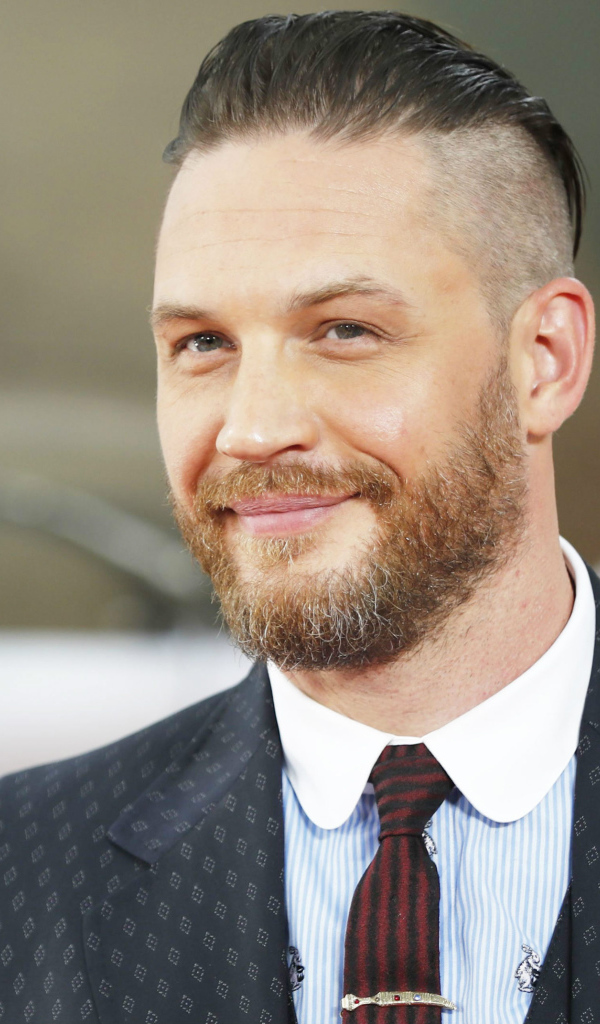 Красивый стильный мужчина актер Том Харди