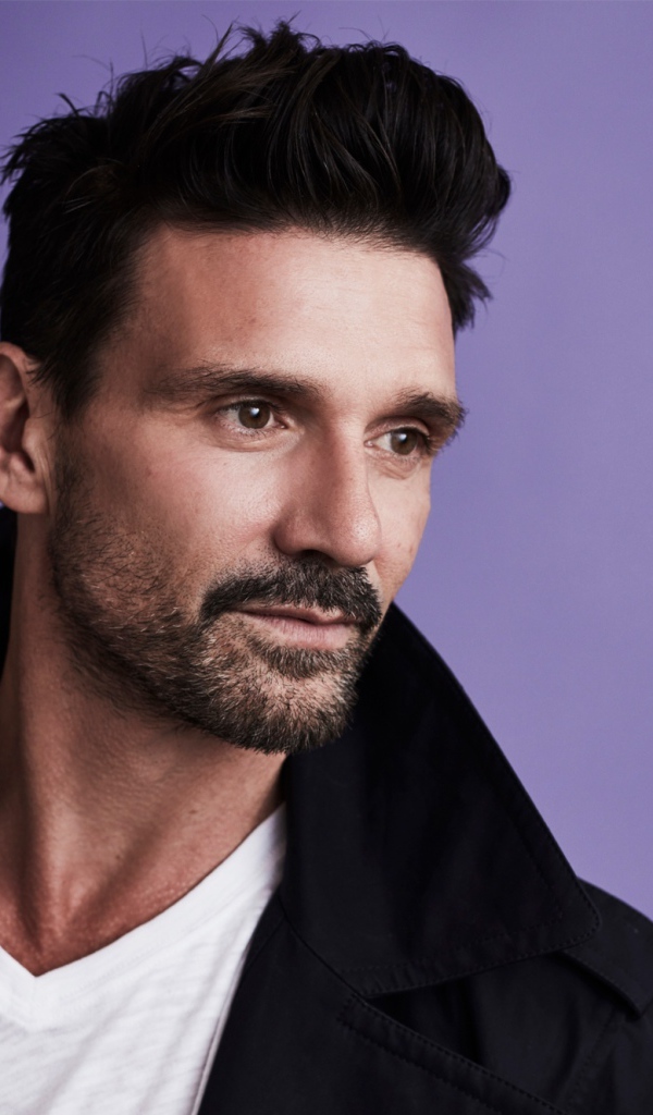 Красивый стильный мужчина, актер Фрэнк Грилло на сиреневом фоне