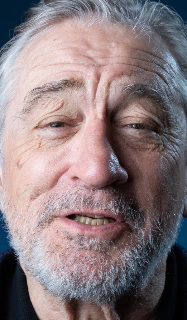 Популярный американский актер Роберт Де Ниро на синем фоне