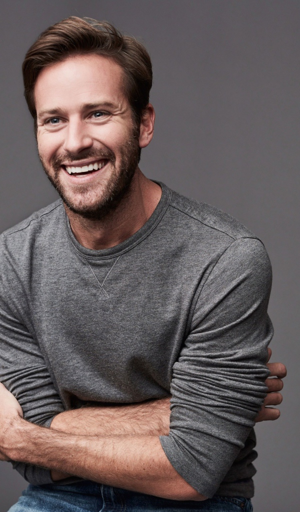 Популярный актер Арми Хаммер смеется