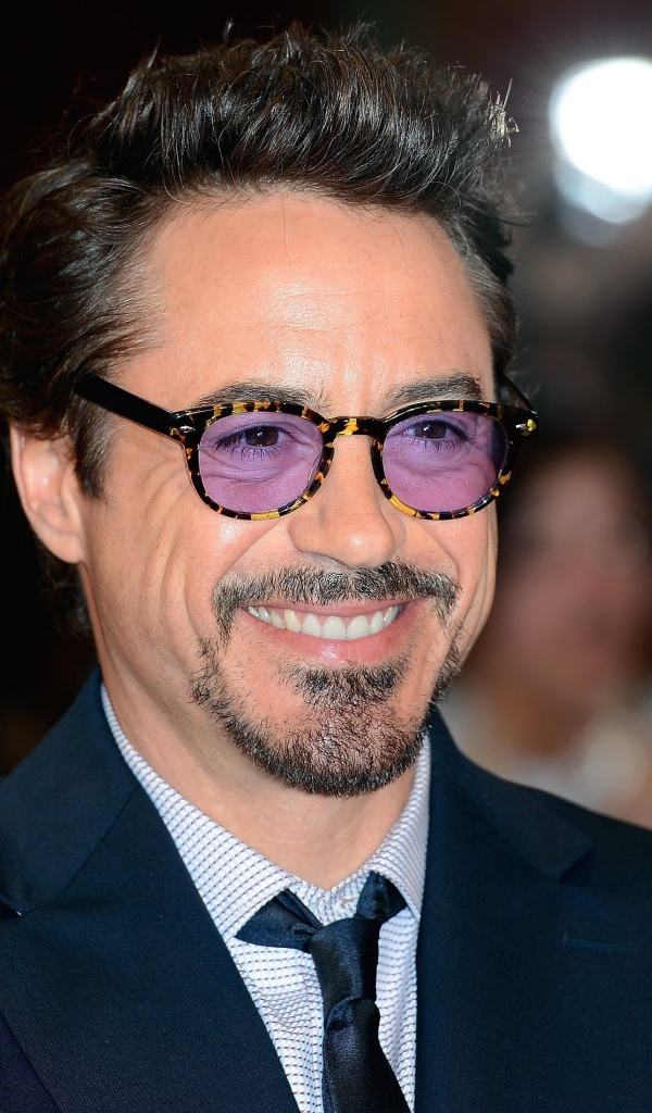 Улыбающийся актер Роберт Дауни — младший в очках