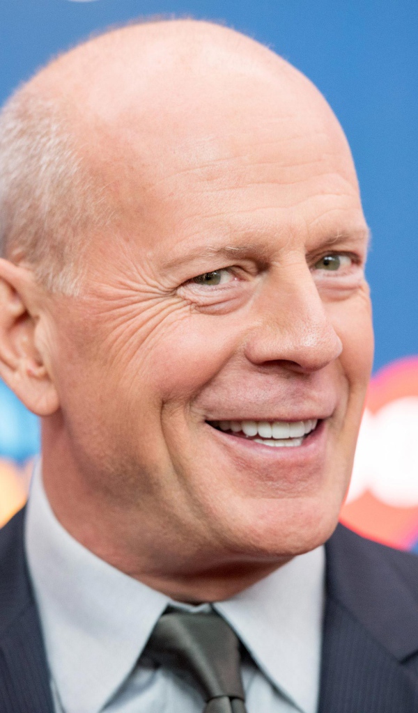 Улыбающийся мужчина актер Брюс Уиллис