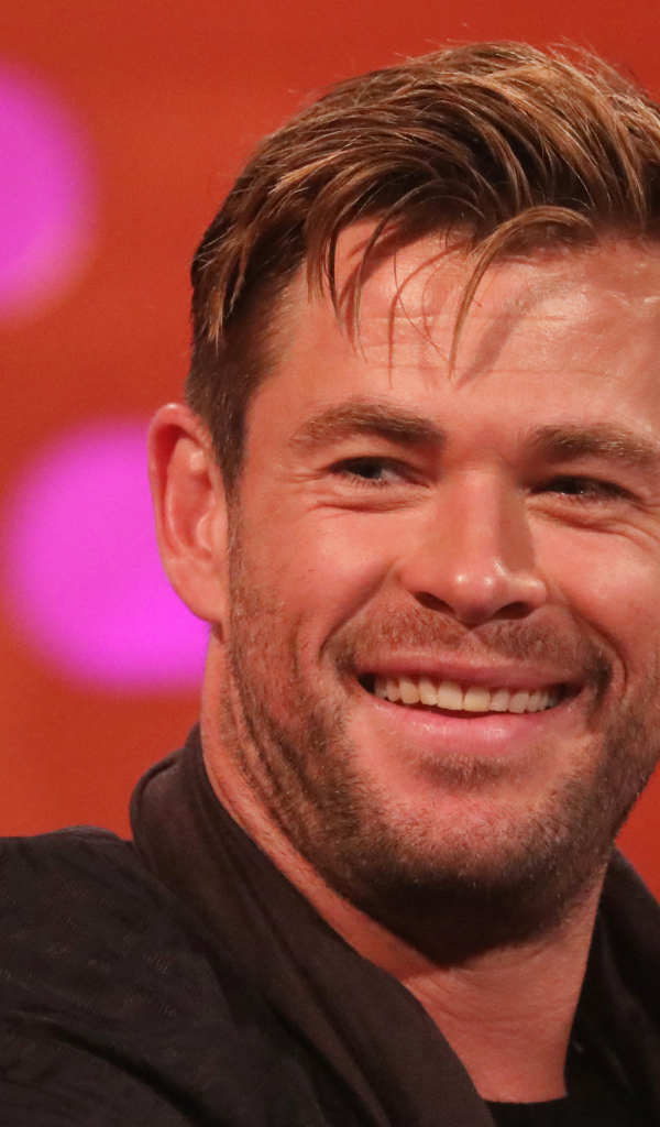 Улыбающийся мужчина актер Крис Хемсворт