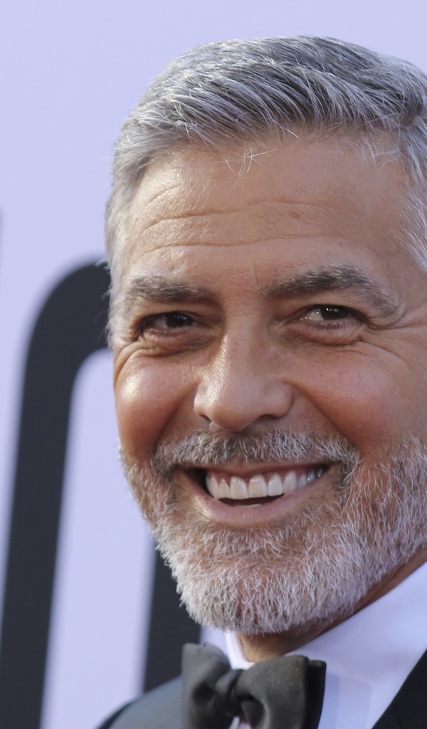 Улыбающийся мужчина актер Джордж Клуни