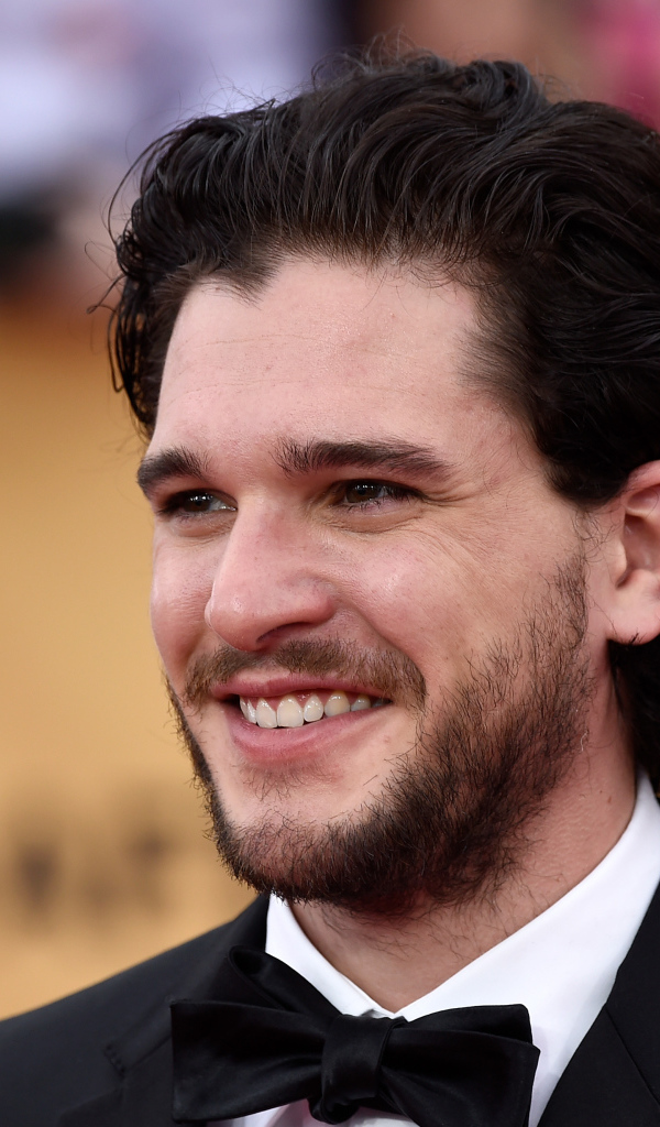 Улыбающийся мужчина, актер Кит Хэрингтон