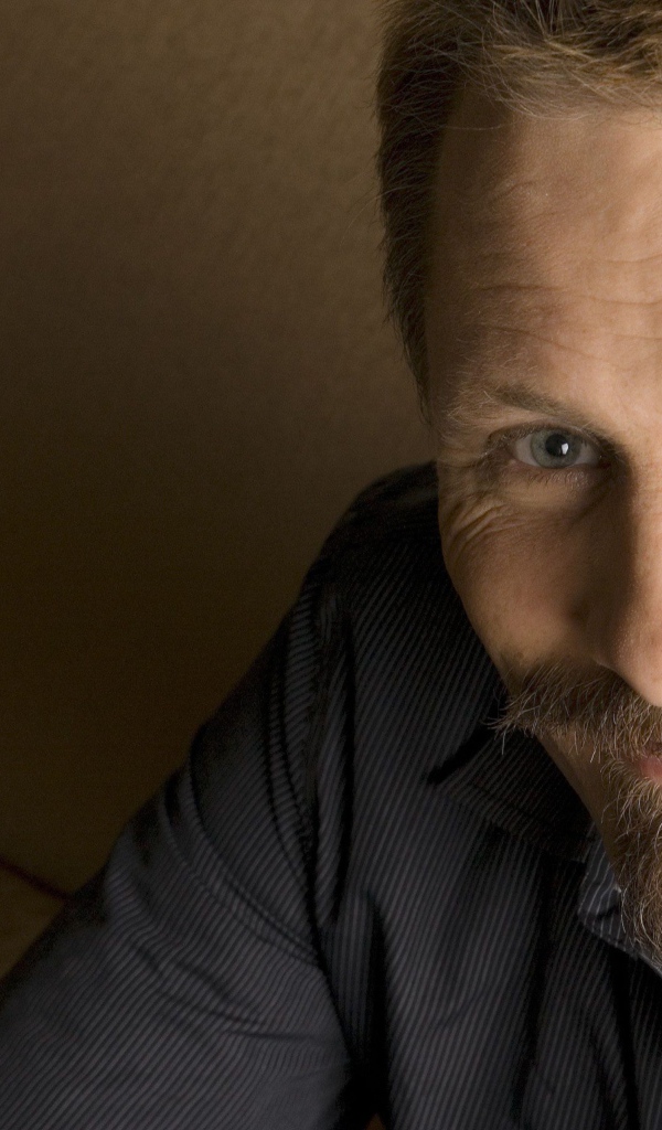 Улыбающийся мужчина,  актер Вигго Мортенсен