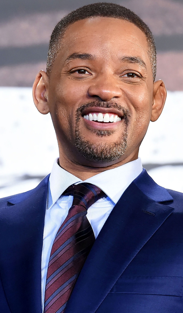 Улыбающийся мужчина в костюме, актер Уилл Смит 