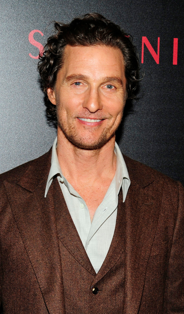 Улыбающийся стильный мужчина актер Мэттью Макконахи