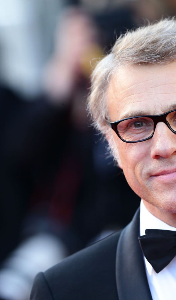 Стильный мужчина актер Кристоф Вальц в смокинге