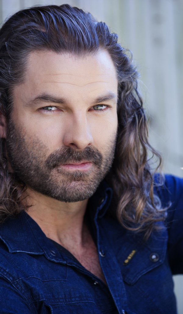 Стильный мужчина актер Гай Уильямс