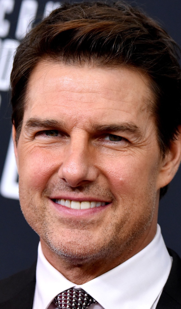 Стильный улыбающийся мужчина, актер Том Круз