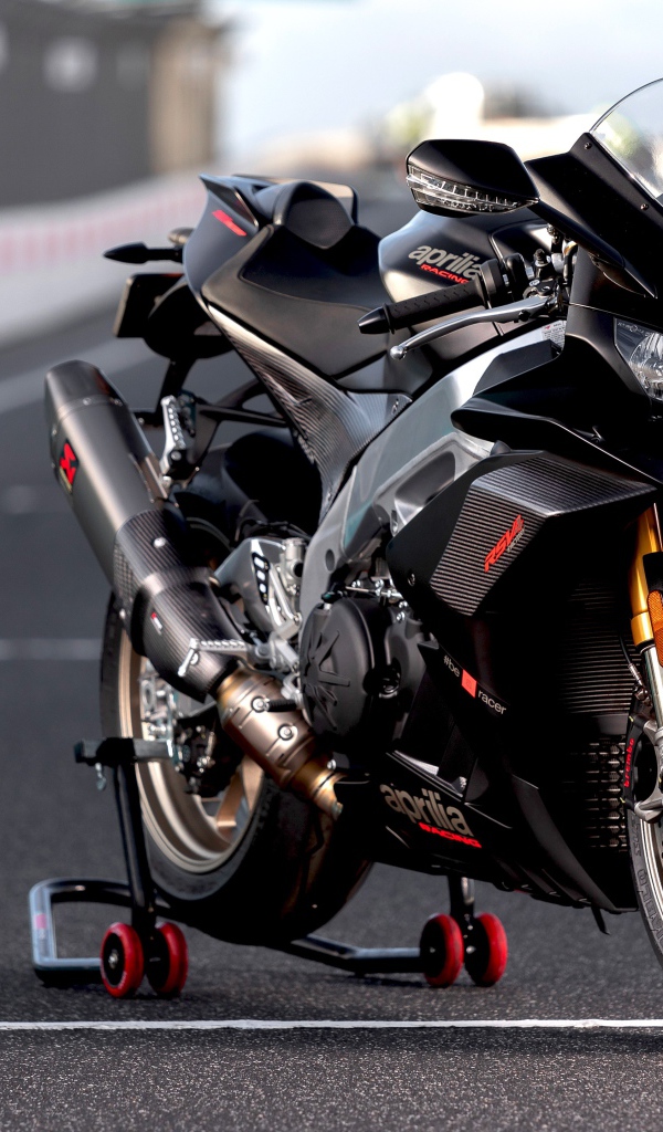 Черный спортивный мотоцикл Aprilia RSV4 Factory, 2019 года