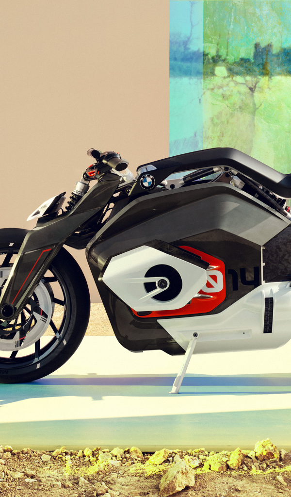 Большой мотоцикл BMW Motorrad Vision DC Roadster 2019 года у стены