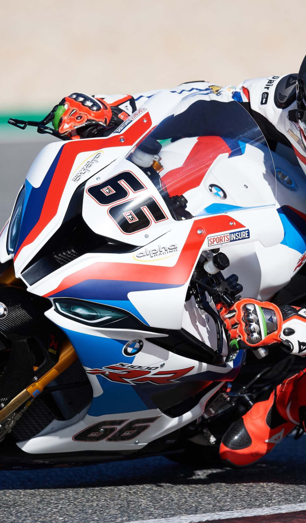 Мотогонщик на мотоцикле BMW S1000RR 2019 года