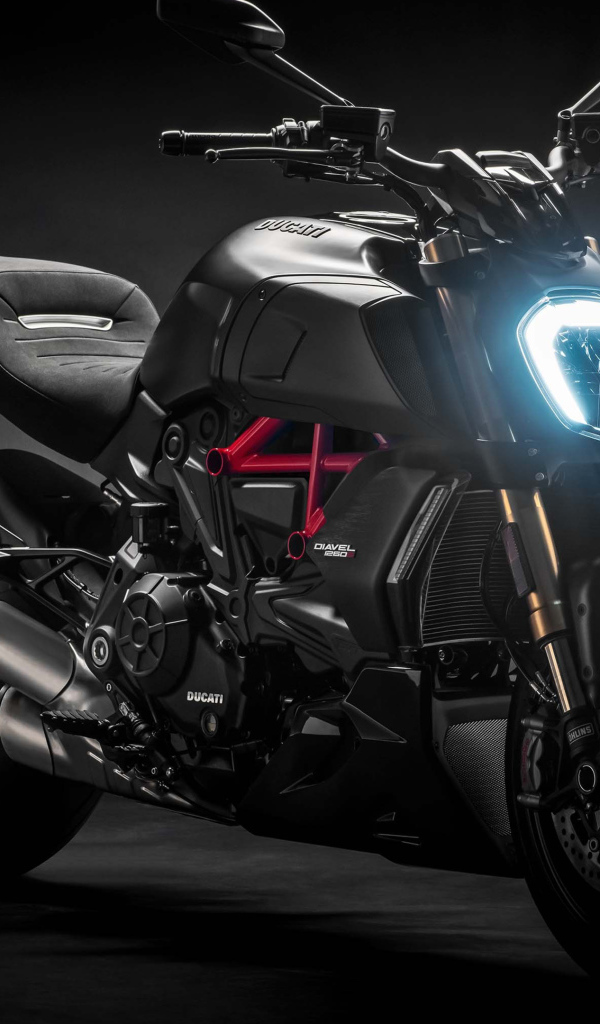 Черный мотоцикл Ducati Diavel 1260 S, 2019 года на черном фоне