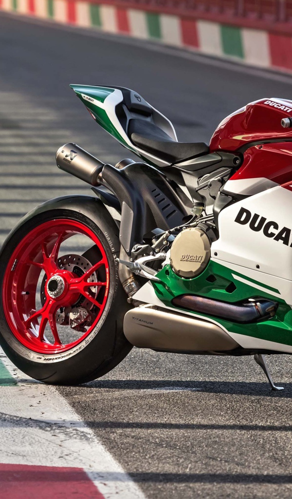 Мотоцикл Ducati 1299 на гоночной трассе