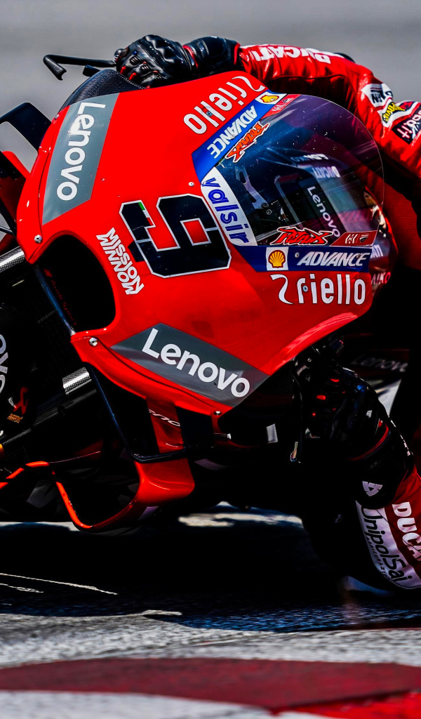 Гонщик на мотоцикле Ducati Corse 