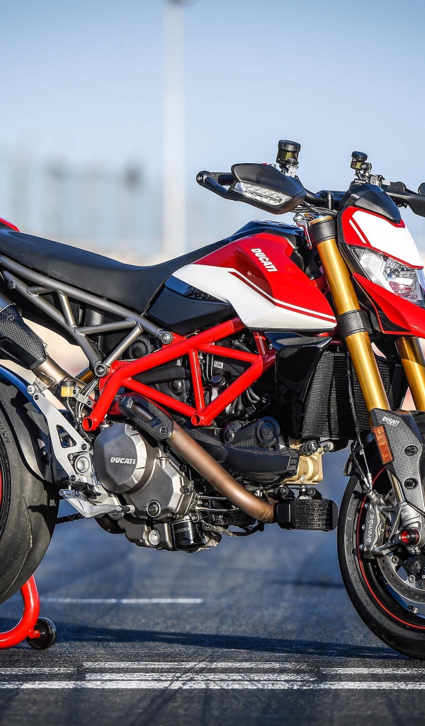 Мотоцикл Ducati Hypermotard 950 SP, 2019 года на асфальте