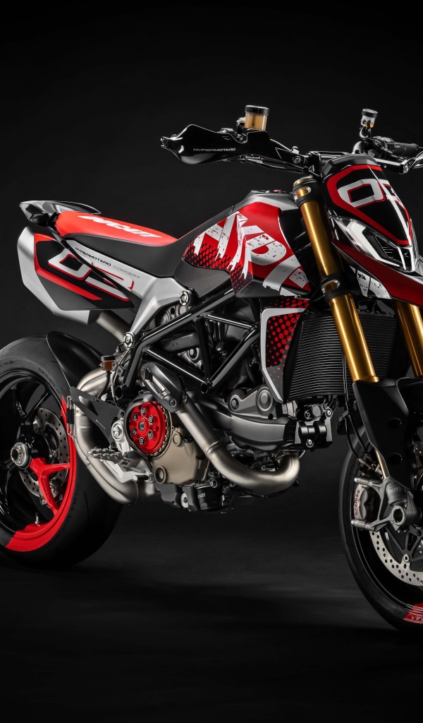 Мотоцикл Ducati Hypermotard 950 на сером фоне