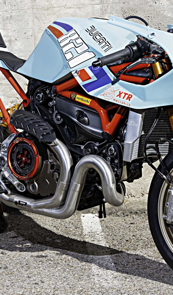 Мотоцикл  Ducati Monster 821 Pantah у стены 