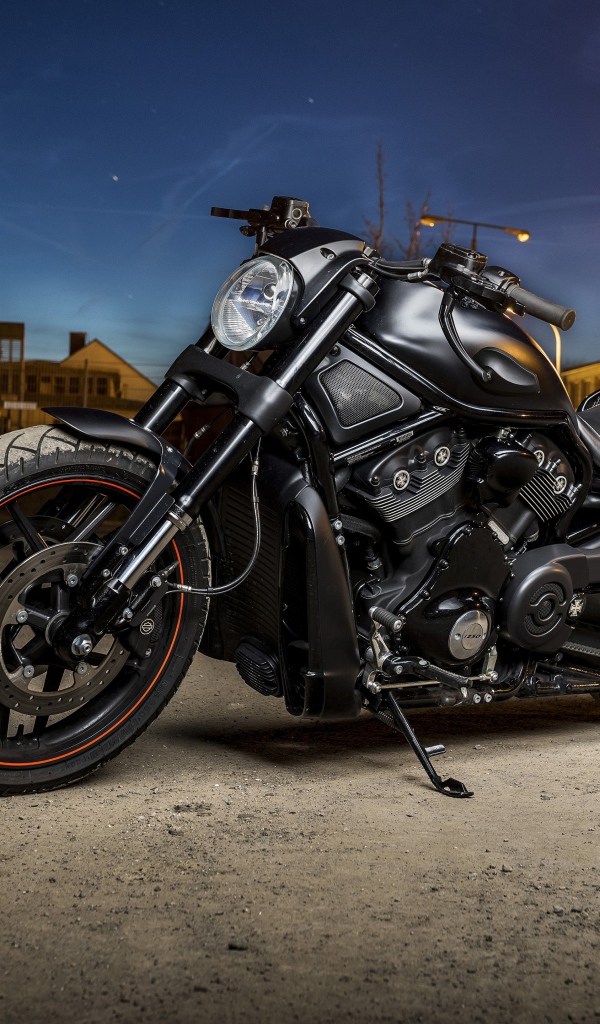 Мощный черный мотоцикл Harley Davidson стоит на улице с фонарем