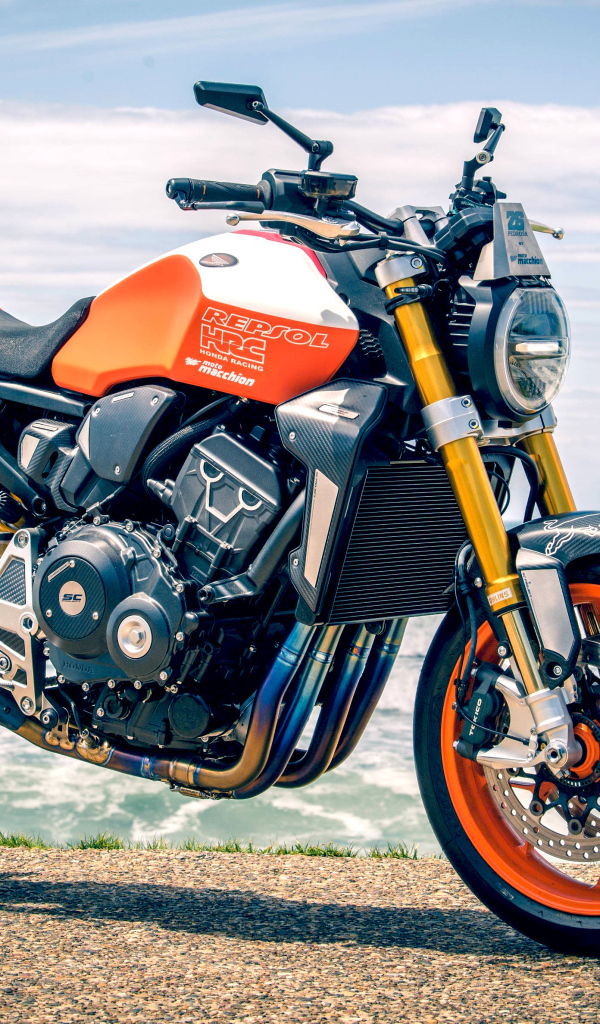 Большой мотоцикл Honda CB1000R 2019 года у моря
