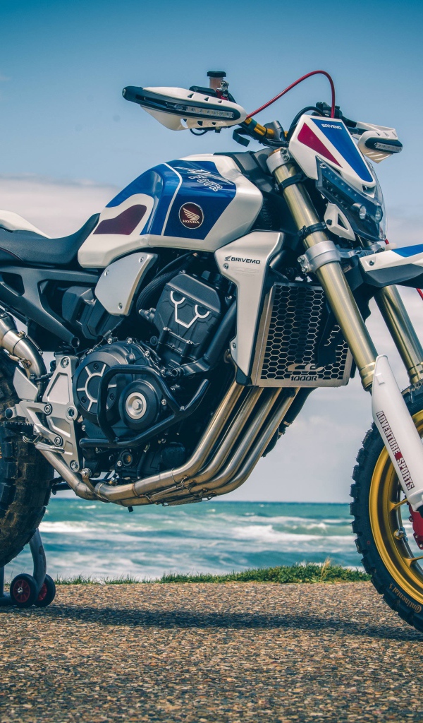 Мотоцикл Honda CB1000R 2019 года на берегу океана