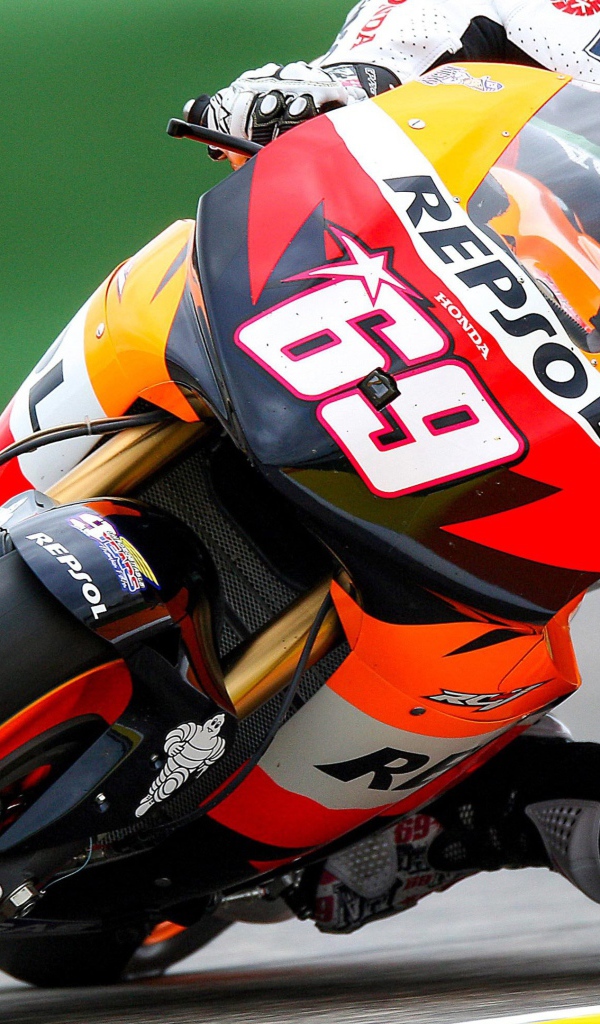 Мотоциклист на мотоцикле Honda MotoGP 2019 года на гоночной трассе