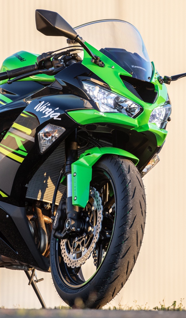 Мотоцикл Kawasaki Ninja ZX-6R 2019 года у стены