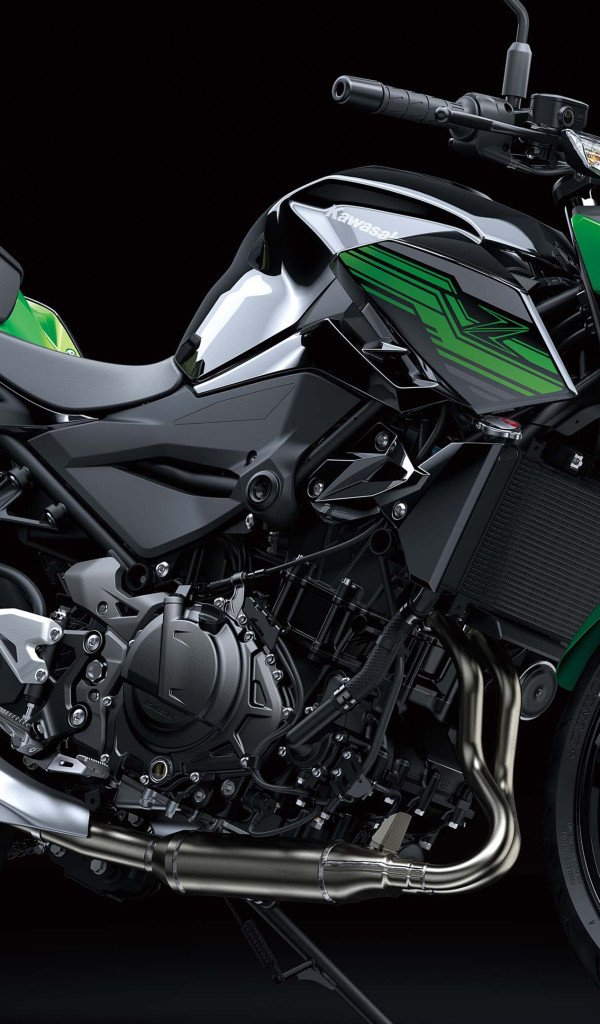 Большой мотоцикл Kawasaki Z400 на черном фоне