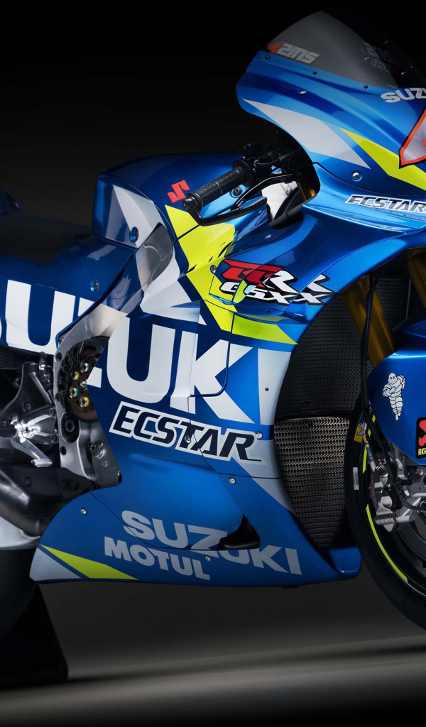 Синий мотоцикл  Suzuki GSX-RR, 2019 года на сером фоне
