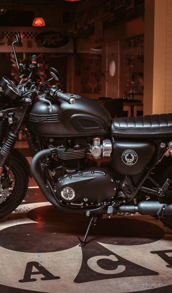 Черный мотоцикл Triumph Bonneville T120, 2019 года