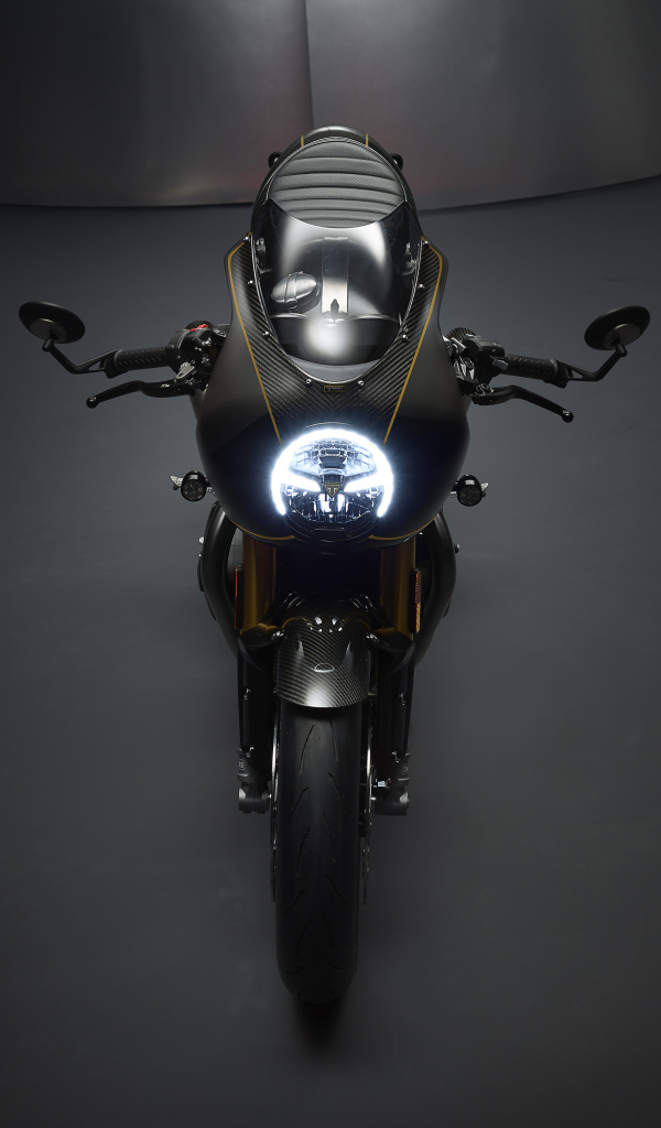 Мотоцикл Триумф Thruxton TFC  2019 года на сером фоне