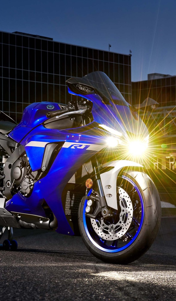 Мотоцикл Yamaha YZF-R1 2020 года с включенной фарой