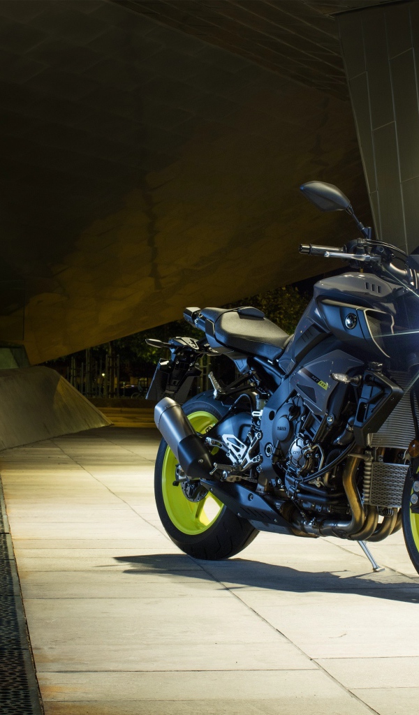 Мотоцикл Yamaha MT-10 с включенной фарой 