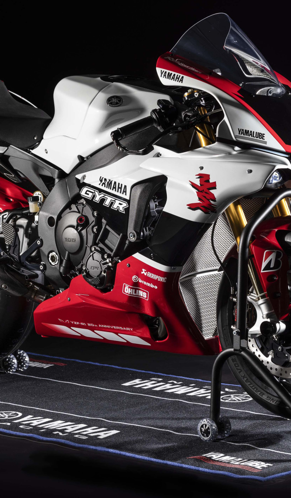 Мотоцикл Yamaha YZF-R1 GYTR, 2019 года на черном фоне