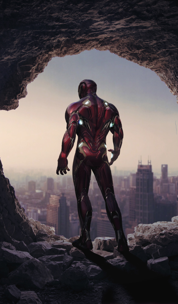 Персонаж Железный человек в пещере на фоне Нью Йорка