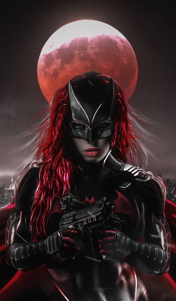 Персонаж Бэтвумен на фоне луны