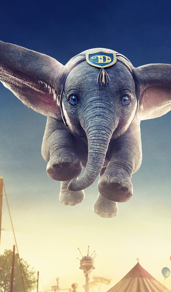 Серый маленький слоненок Дамбо в воздухе 