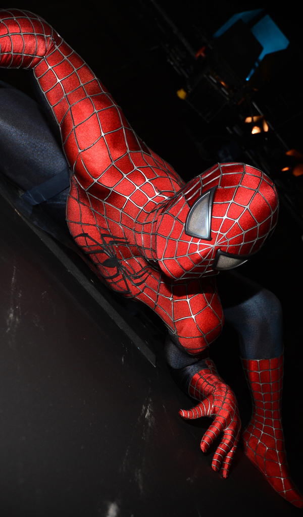 Человек паук поднимается по стене