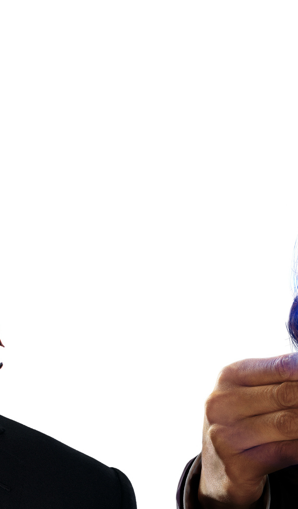 Главные герои фильма Люди в чёрном: Интернэшнл на белом фоне