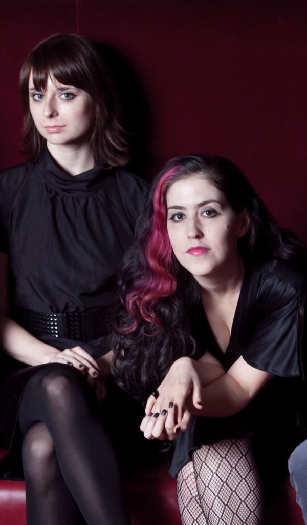 Американская группа Freezepop в черных нарядах